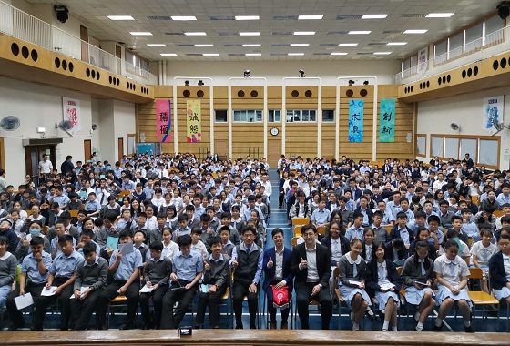 與中學生講解香港人工智能和科技創新政策發展