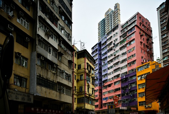 改建工廈為住宅雖可在短期內解決房屋問題，但為促進香港的可持續發展，解決「細」、「貴」、「擠」的問題，滿足商業、工業同創意產業的發展需求，政府也需持續造地