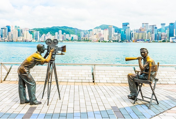 在大灣區內，香港電影業人才濟濟，擁有優秀導演、演員、編劇等人才，無疑可發揮領袖角色。而大灣區的龐大市場和片場資源，正可配合香港有所發揮。若在相關政策的支持下，進一步放寬中港合拍片的限制，加上兩地聯手合作建立「華南電影製作中心」，留住人才，相信香港電影在神州大地甚至全球，勢必光芒再現。